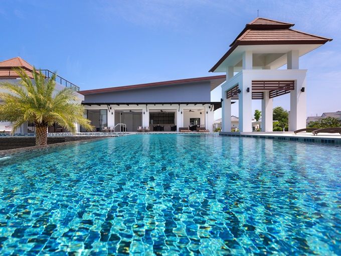 Clubhaus-Pool von Sivana Gardens