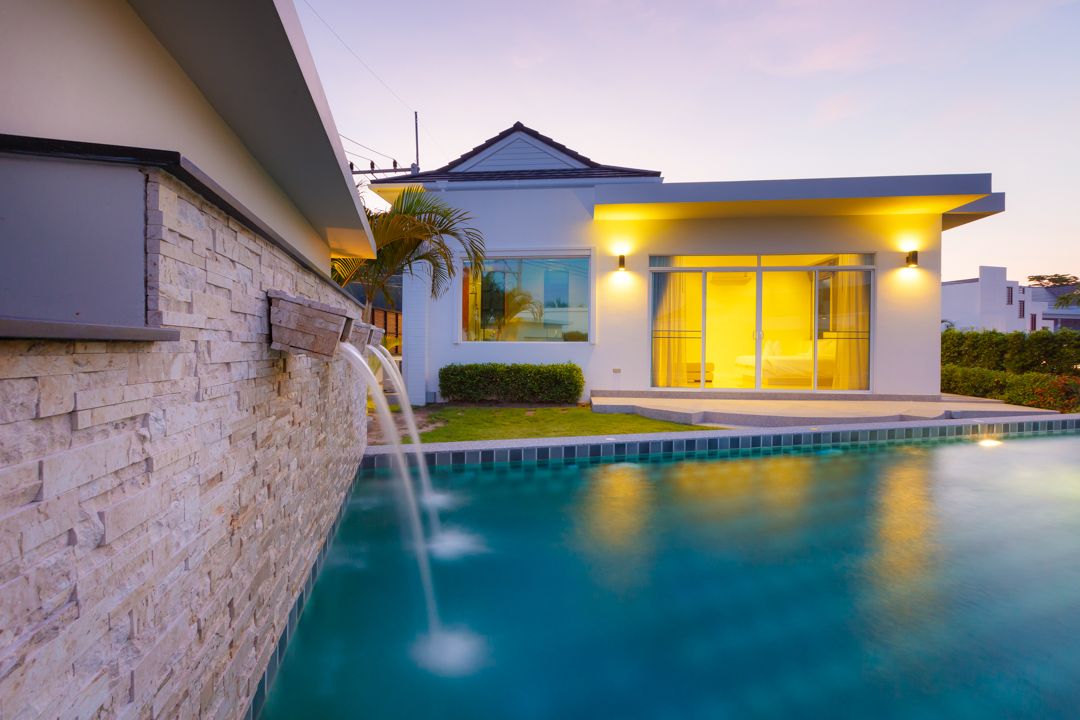 Sea Breeze Pool Villa mit Privatpool in der Dämmerung