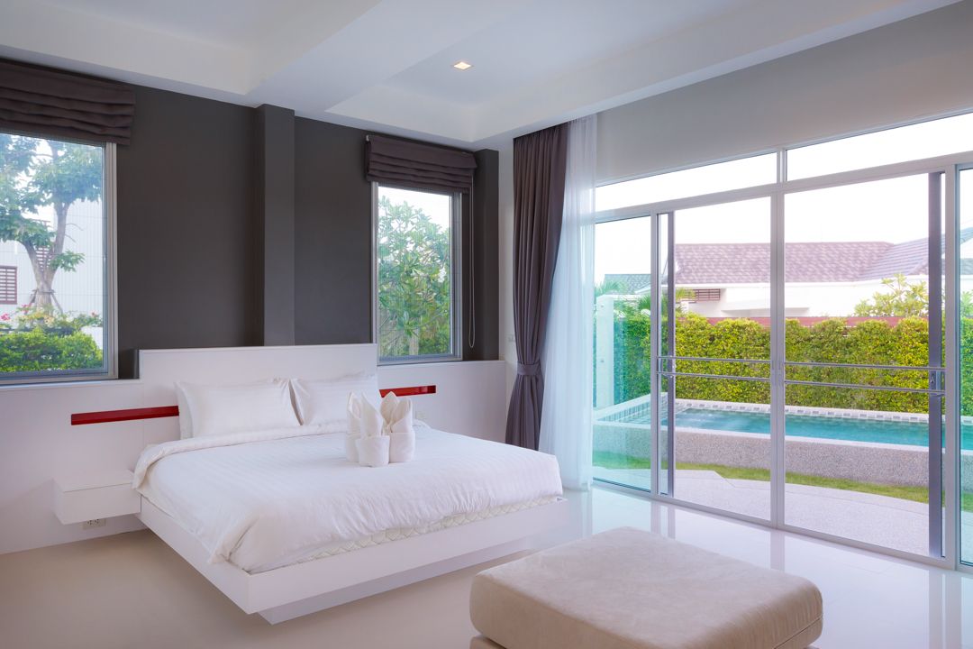 Suite parentale avec lit king et vue piscine